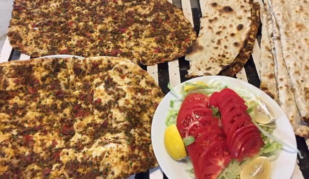 Lahmacun yiyenler dikkat! Et yerine içine bakın ne koyuyorlar