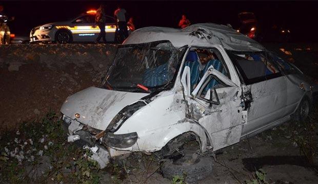 Tarlaya yuvarlanan minibüs bu hale geldi