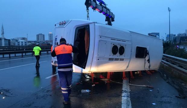 TEM'de servis midibüsü devrildi: Çok sayıda yaralı var