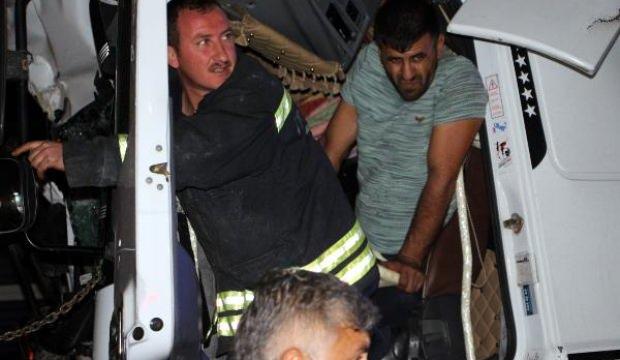 TIR'da sıkışan sürücü, kepçeyle kurtarıldı