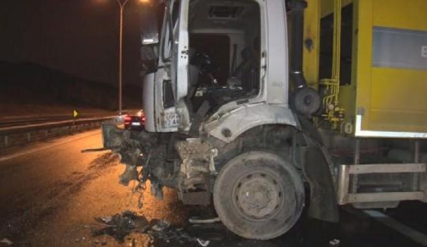 Yolcu otobüsü, çöp kamyonuna çarptı: 3 yaralı