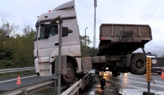 Bakırköy D-100 yanyolda TIR bariyerde asılı kaldı