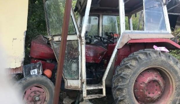 Freni boşalan traktör evin duvarına çarptı: 2 yaralı