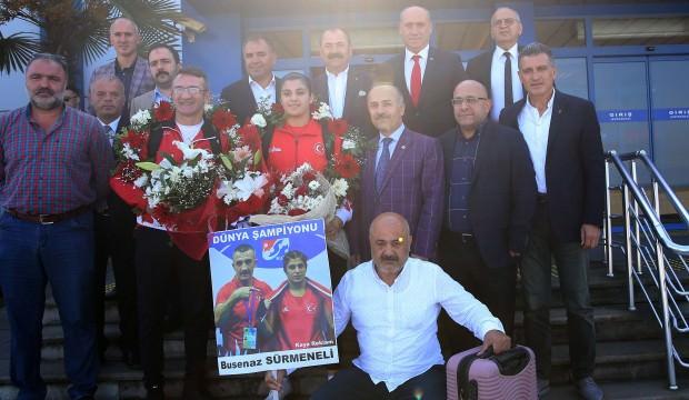 Dünya Şampiyonu Busenaz Sürmeneli'ye coşkulu karşılama