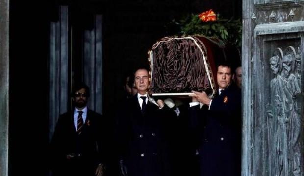 Dünya bu ana kilitlendi! 44 yıl sonra mezarından çıkarıldı