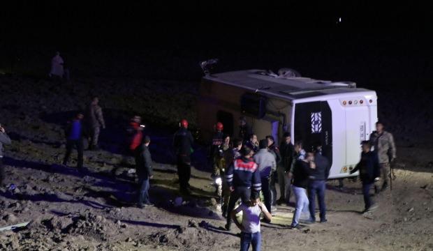 Askerleri taşıyan midibüs devrildi: Çok sayıda yaralı var