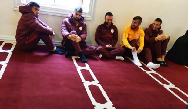 Galatasaraylı futbolcular cuma namazında