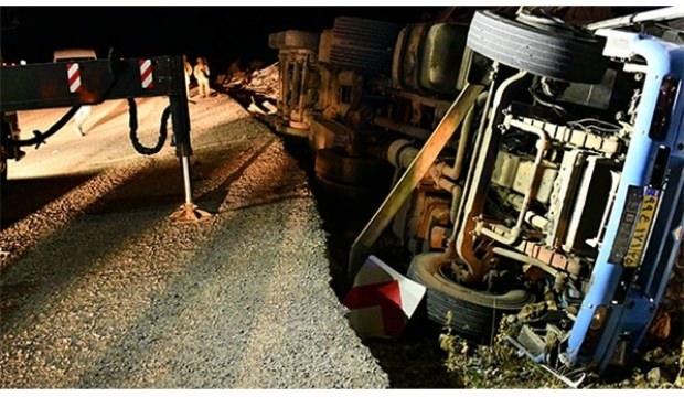 Ağrı'da tır şarampole devrildi: 1 ölü, 1 yaralı