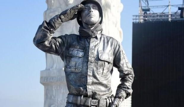 Asker selamı veren canlı heykel rekor kırdı
