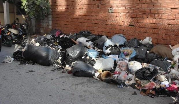 İzmir'de esnafın çöp tepkisi!