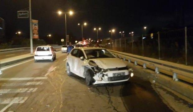Kağıthane'de otobüs ve iki otomobil birbirine girdi