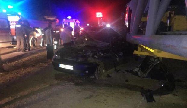 Otomobil, park halindeki TIR'a çarptı: 7 yaralı