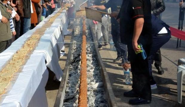 46 metrelik kebap saniyeler içinde tüketildi
