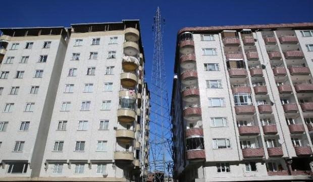 İki bina arasında yüksek gerilim hattı: 'Hayatımız tehlikede!'