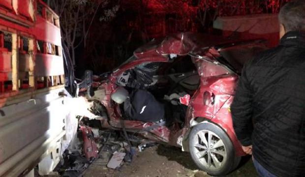 Kamyonet ile otomobil çarpıştı: 2 ölü, 3 yaralı