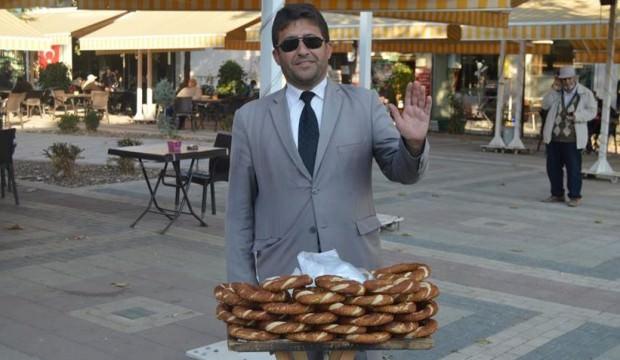 'Kravatlı simitçi' 18 yıldır mesaisini aksatmıyor