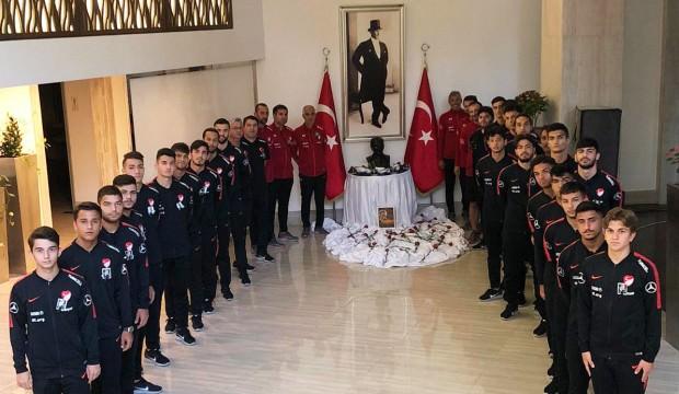 Milli futbolcular vefatının 81. yıl dönümünde Atatürk'ü andı