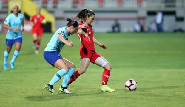 Milliler Hollanda'dan 8 gol yedi