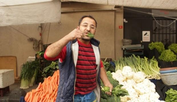 Pazarcılar çıkan haberlere çiğ ıspanak yiyerek tepki gösterdi