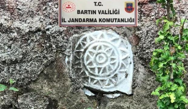 Tarihi eserleri bahçelerine süs olarak koymuşlar