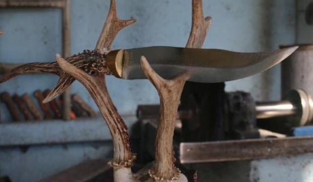 Sivaslı ustanın ürettiği bıçaklar, kabzalarıyla dikkat çekiyor