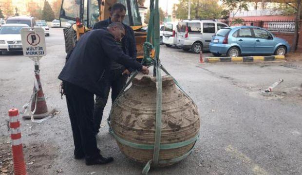 Tarlasını sürerken, bin yıllık pitos buldu