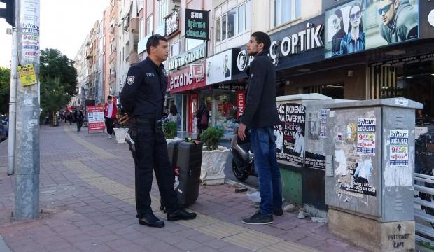Ayakta böyle bekliyordu, tepki vermeyince polis harekete geçti!