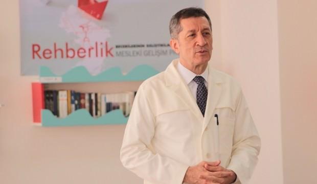 Bakanı Selçuk, önlüğünü giydi, öğretmenlere ders verdi