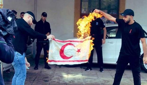 KKTC bayrağı yakan Rumların kimlikleri tespit edildi