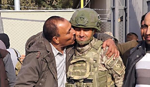 Suriyeliler, Türk askerini öperek evlerine döndü