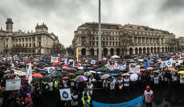 Macaristan'da öğretmenlerden protesto gösterisi