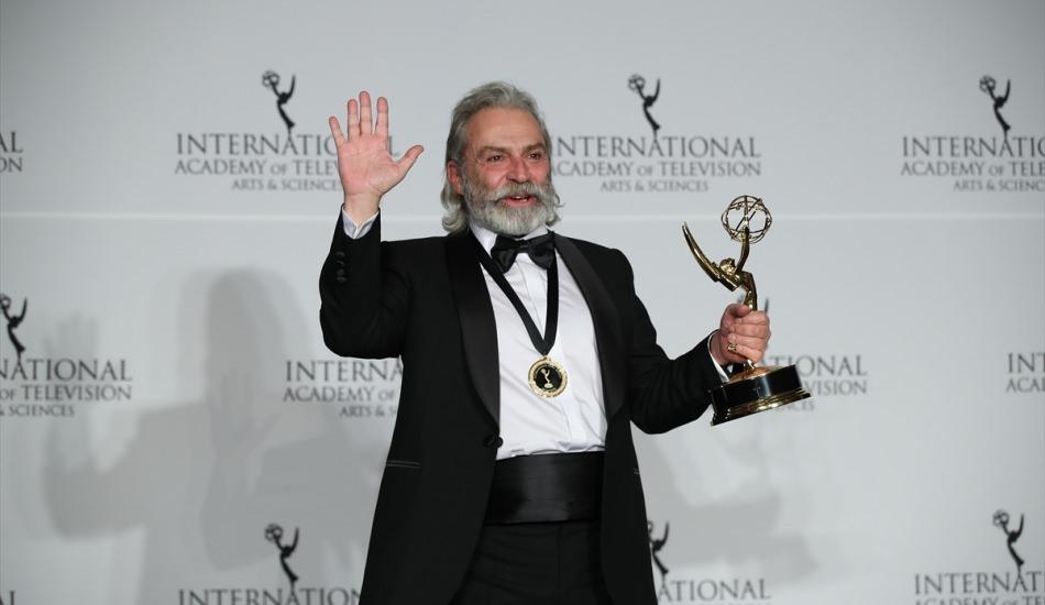 haluk_bilginerden_gururlandiran_basari_emmy_odullerinde_en_iyi_erkek_1574747410_7215.jpg