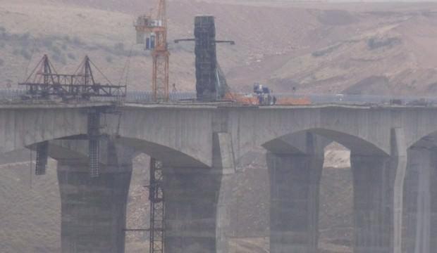 Türkiye'nin en uzun köprüsünde vinç asılı kaldı