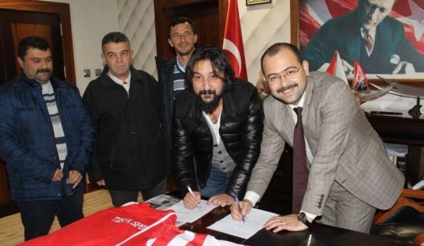 Belediye başkanı imzayı attı! Futbolcu oldu