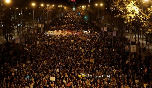 Madrid'de iklim değişikliğine karşı yüz binden fazla kişi yürüdü