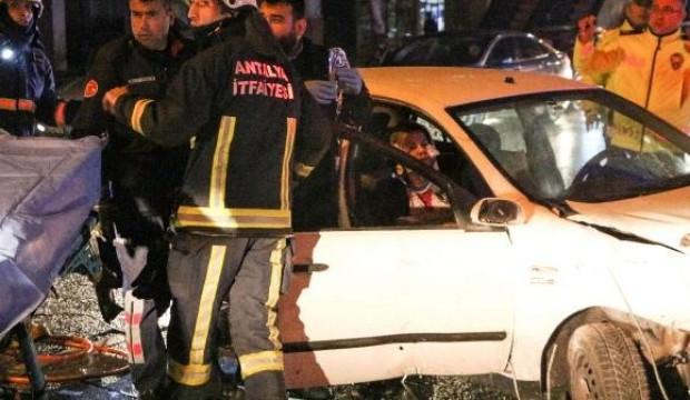 Antalya'da korkunç kaza! Vücutlarına saplandı