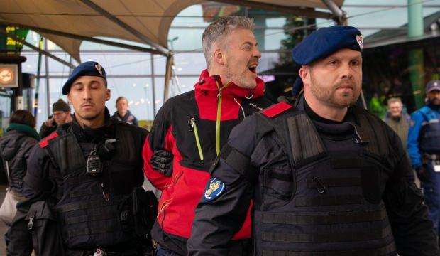 İklim eylemcisi bir grup havaalanını işgal etti!