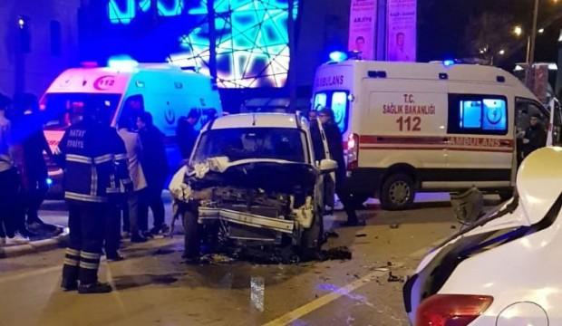 Kontrolden çıkan araç 6 otomobile çarptı: 3 yaralı