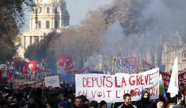 Macron'un başı belada: Gösterilere 399 bin kişi katıldı!