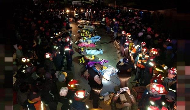Katliam gibi kaza! Kamyonla yolcu otobüsü çarpıştı