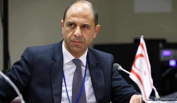 KKTC Dışişleri Bakanı'ndan Yunan gazeteciye tokat gibi cevap!