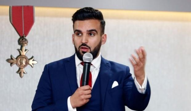 Türk siyasetçiye Kraliçe'den onur payesi!