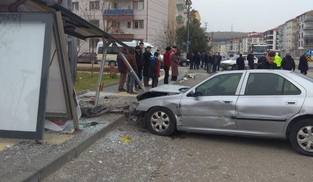 Ankara'da korkunç kaza! Otomobil otobüs durağına daldı