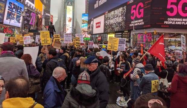 Times Meydanı'nda dev protesto