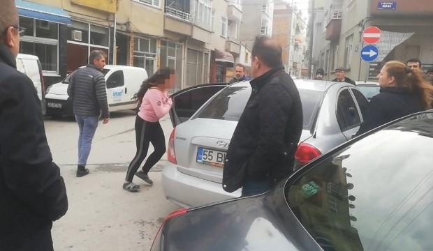 Evden kaçan kızlarını götürmek için geldiler, ortalık karıştı!