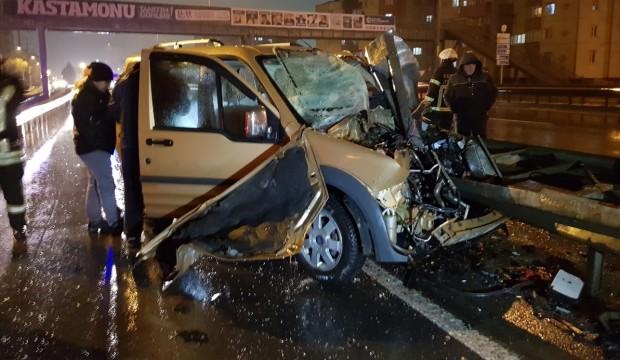 Feci kaza! Bariyerlere saplandı...