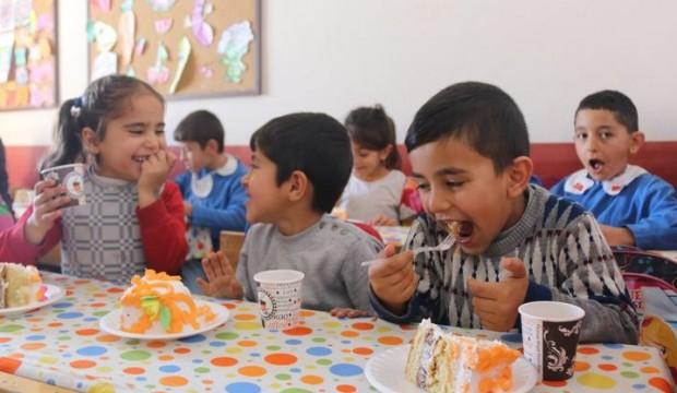 Köy köy dolaşıp çocuklara pasta dağıtıyor