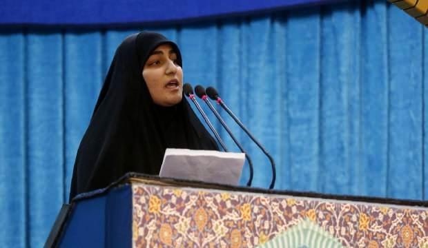Süleymani’nin kızından, Cuma namazında ABD’ye silahlı mesaj