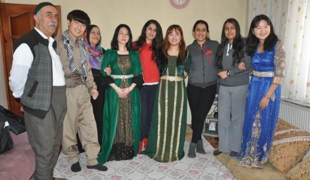 Güney Kore'den gelip, 2 gün Hakkarili aileye misafir oldular 
