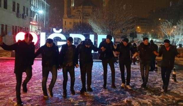 Iğdır'da mevsimin ilk kar yağışı altında halay çektiler